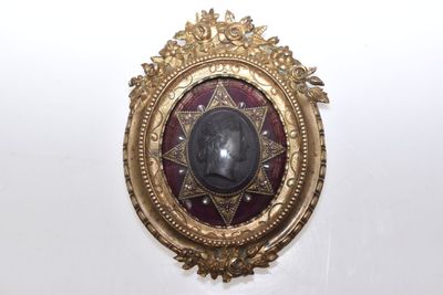 CADRE médaillon ovale ancien en bronze à décor d'un profil d…