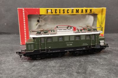 un petit train qui se trouve dans une boîte