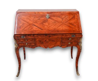 un petit bureau en bois avec des tiroirs, surmonté d'autres tiroirs