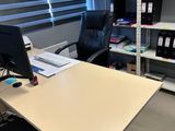 un bureau avec un ordinateur et une chaise dans une pièce