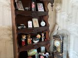 une étagère en bois sur laquelle est posée une horloge