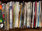 beaucoup de livres sur l'étagère dans la boîte