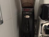 un moulin à café posé à côté d'un grille-pain sur un plan de travail
