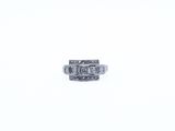 une image d'une bague en diamant sur fond blanc