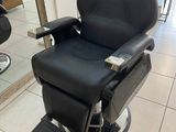 une photo d'un fauteuil de coiffeur dans un salon
