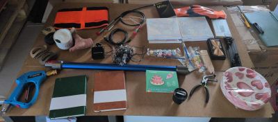 une table sur laquelle se trouvent de nombreux objets