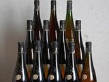 plusieurs bouteilles de vin posées sur une table en bois