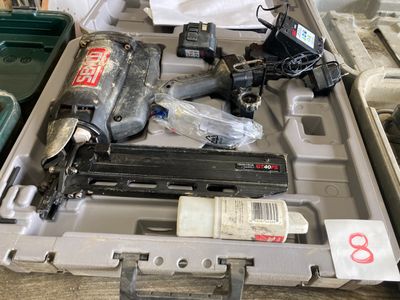 une boîte à outils avec un tas d'outils à l'intérieur