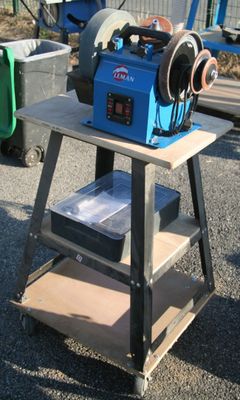une machine posée sur une table