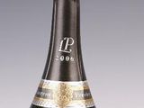 gros plan d'une bouteille de champagne sur une table