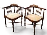 une paire de chaises anciennes en bois, avec dossier et accoudoirs en rotin