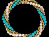 un gros plan sur un bracelet composé de perles et de perles de turquoise