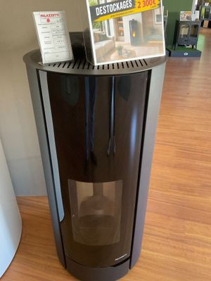 une cafetière posée sur une table dans un magasin