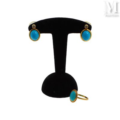gros plan d'une paire de boucles d'oreilles sur un support