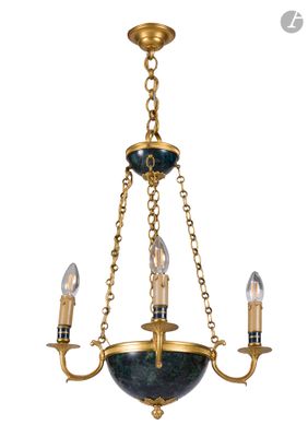 une image représentant un lustre muni de trois ampoules