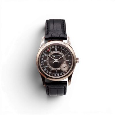une image représentant une montre-bracelet au cadran noir sur fond blanc