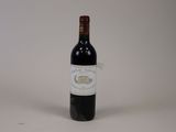 une bouteille de vin posée sur une table