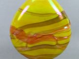 un vase en verre orné d'un motif jaune et rouge
