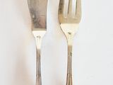deux fourchettes et une cuillère sur une table blanche