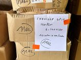 plusieurs cartons empilés les uns sur les autres, sur lesquels est accrochée une pancarte
