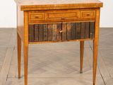 l'image d'une table en bois avec des tiroirs