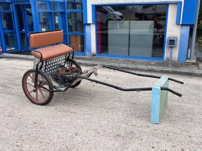 une calèche garée devant un immeuble