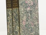 un vieux livre dont la couverture est ornée de motifs en spirale