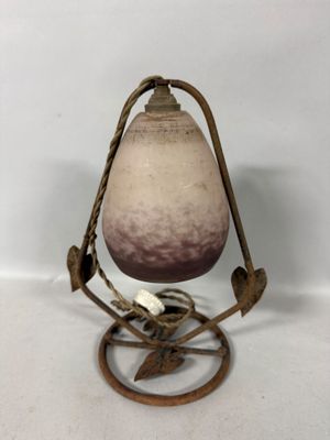 un vase posé sur un socle