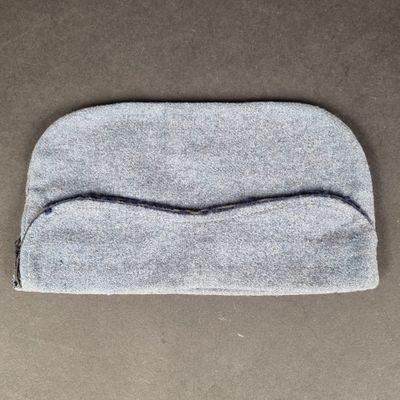un gros plan sur un petit sac gris posé sur une table