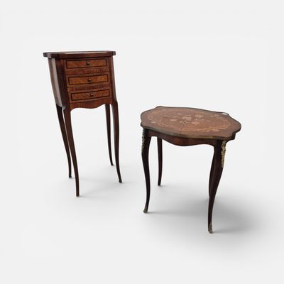 deux tables à tiroirs et une petite table avec un tiroir sur un côté