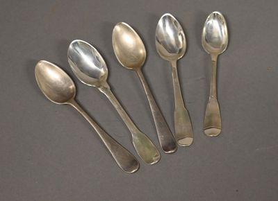 six cuillères en argent sont alignées sur une table
