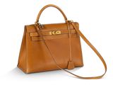 un sac à main en cuir marron sur fond blanc