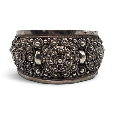 une image représentant un bracelet en argent orné de perles d'argent sur fond blanc