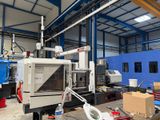 une machine qui se trouve à l'intérieur d'un bâtiment