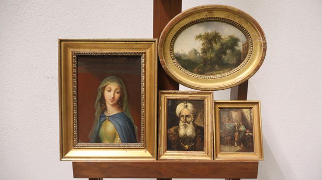 Lot de 4 huiles sur panneau non signées : « Portrait de femme » 2...