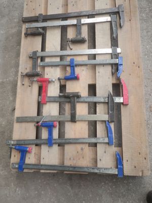 une palette en bois sur laquelle sont posés tout un tas d'outils