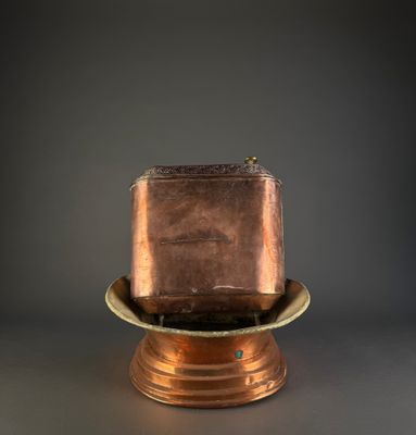 un petit objet en cuivre posé sur une assiette