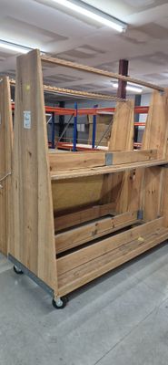 une étagère en bois qui se trouve au milieu d'une pièce