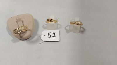 deux paires de bagues en or et une bague sur fond blanc