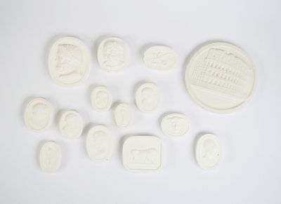 beaucoup de petits objets blancs sur une surface blanche