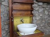 un lavabo et un meuble de rangement dans un coin de la pièce