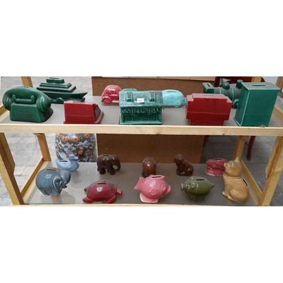 une étagère sur laquelle sont disposés de nombreux types de jouets différents