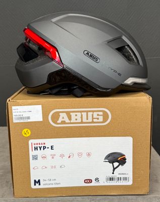 une photo d'un casque de vélo posé sur une boîte en carton