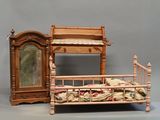 un lit avec un miroir et une commode dans un coin