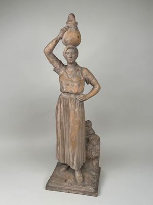 statue d'une femme portant un pot sur la tête