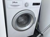 un lave-linge et un sèche-linge dans le coin d'une pièce
