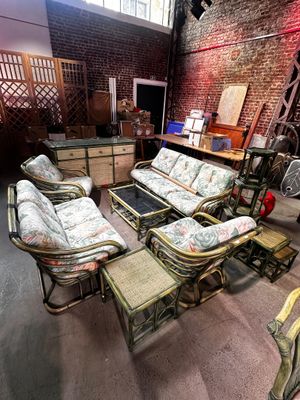 une pièce contenant beaucoup de meubles