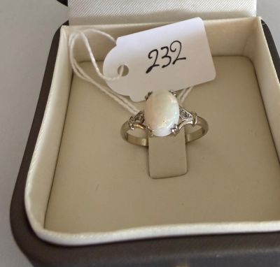 Bague en or gris et platine, sertie au centre d'un cabochon …