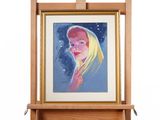 tableau représentant une femme aux cheveux blonds et aux yeux bleus, dans un cadre en bois