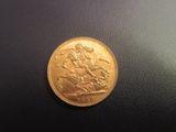 une pièce d'or avec l'image d'un homme à cheval